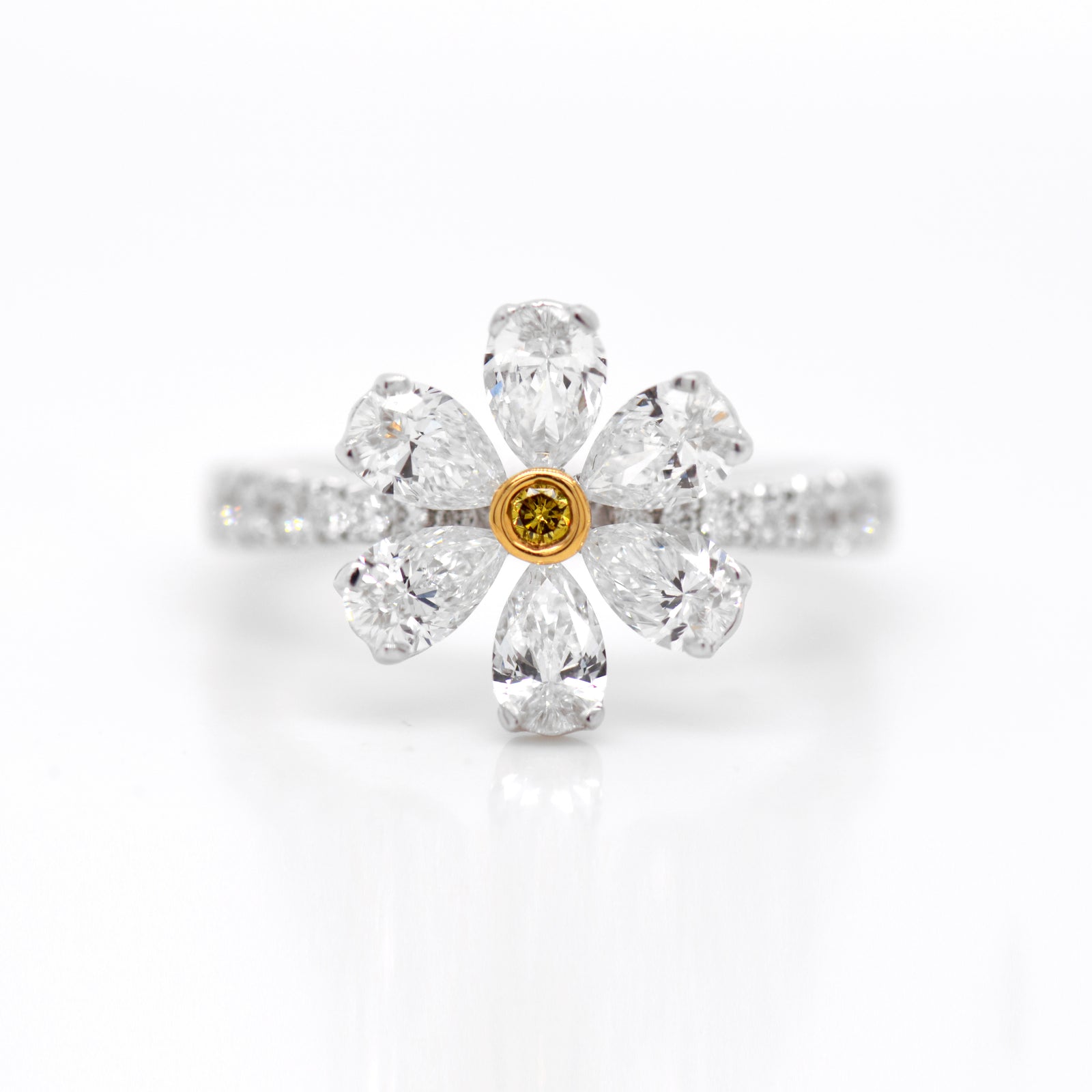 18K White And Yellow Gold Flower Diamond Ring