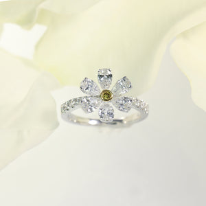 18K White And Yellow Gold Flower Diamond Ring