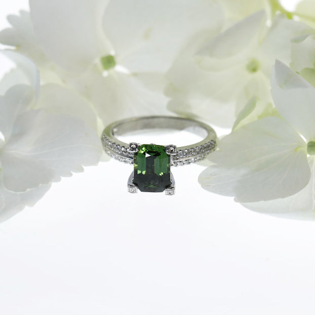 18K White Gold Green Sapphire And Diamond Ring