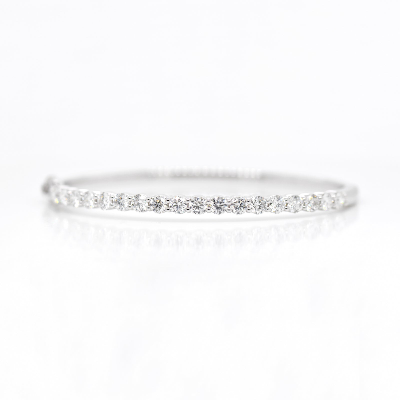 18K White Gold Round Diamond Bangle